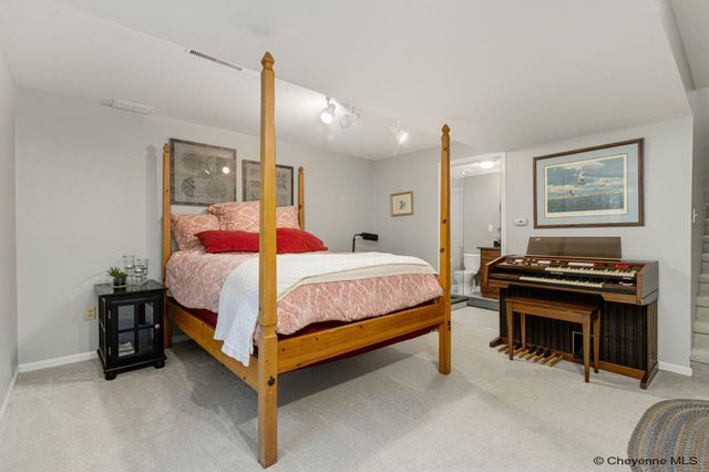 912 OAKHURST DR, Cheyenne, WY 82009