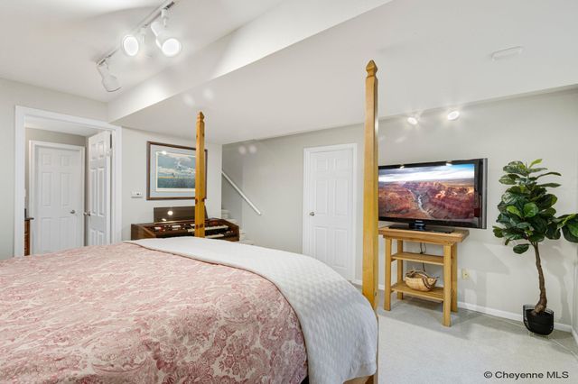 912 OAKHURST DR, Cheyenne, WY 82009