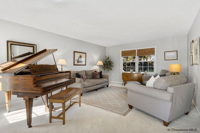 912 OAKHURST DR, Cheyenne, WY 82009