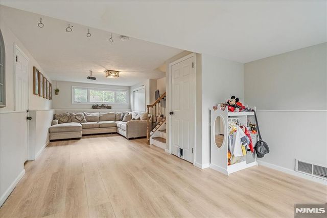 9 Linden Lane, Wayne, NJ 07470