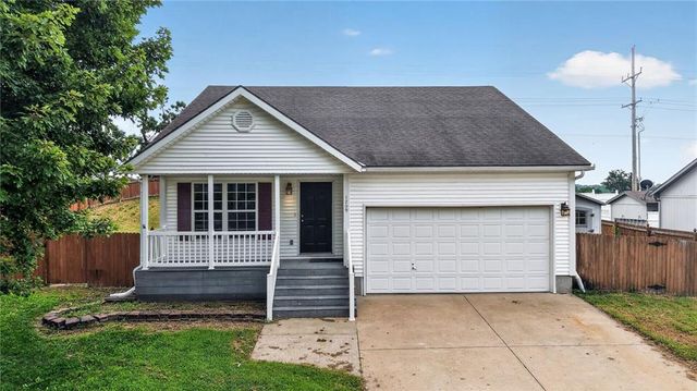 1709 Chadwick Cove, Louisburg, KS 66053