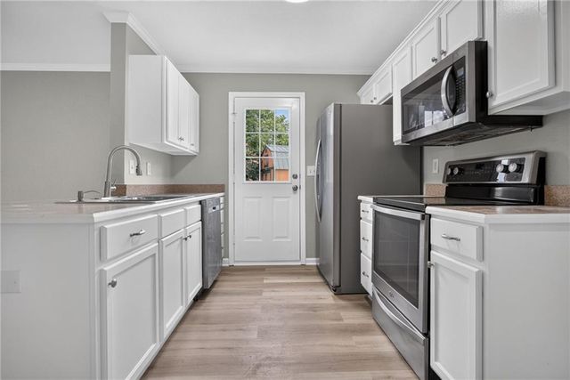 1709 Chadwick Cove, Louisburg, KS 66053