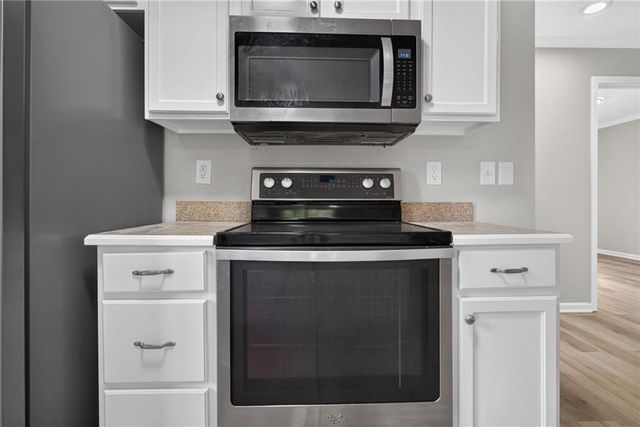 1709 Chadwick Cove, Louisburg, KS 66053