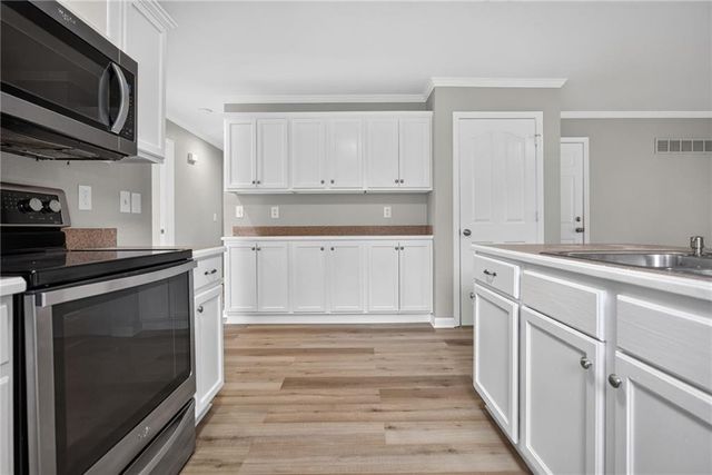 1709 Chadwick Cove, Louisburg, KS 66053