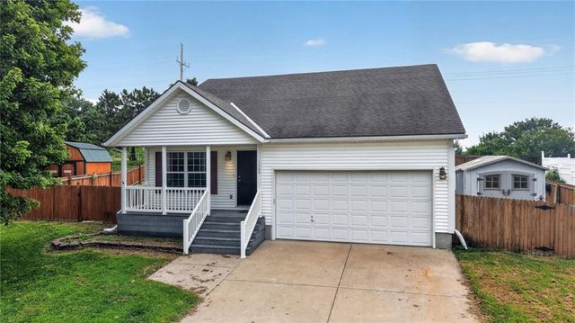 1709 Chadwick Cove, Louisburg, KS 66053