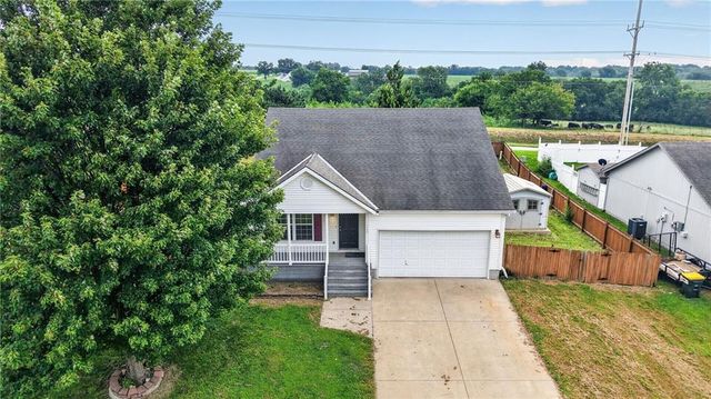 1709 Chadwick Cove, Louisburg, KS 66053