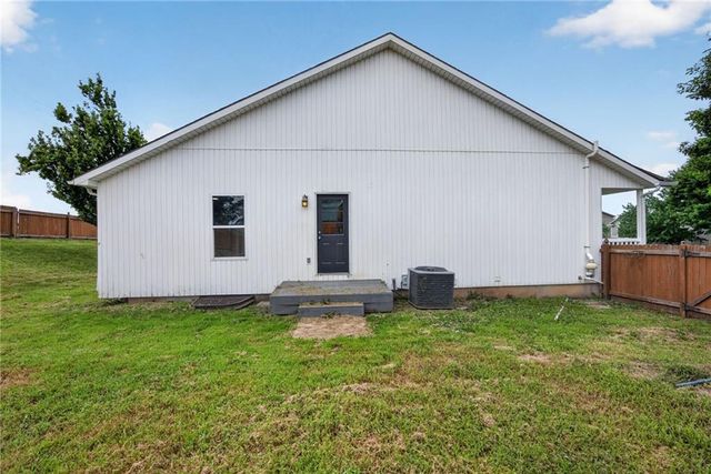 1709 Chadwick Cove, Louisburg, KS 66053