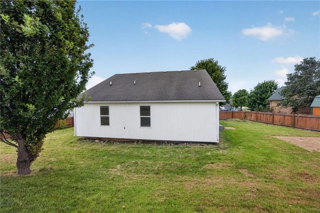 1709 Chadwick Cove, Louisburg, KS 66053