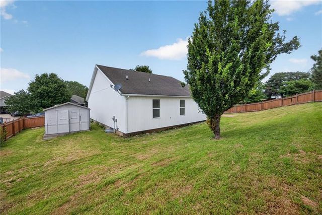 1709 Chadwick Cove, Louisburg, KS 66053