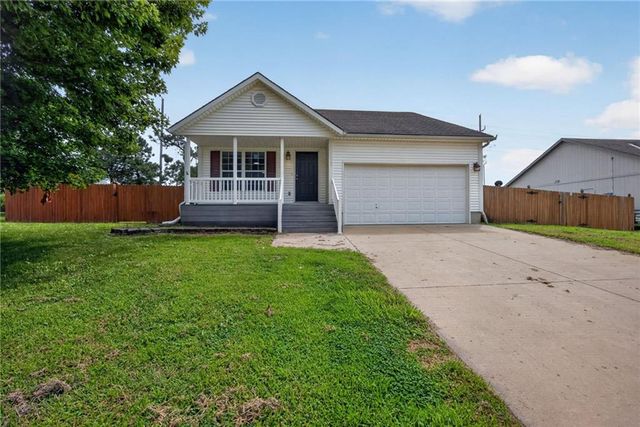 1709 Chadwick Cove, Louisburg, KS 66053