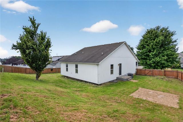 1709 Chadwick Cove, Louisburg, KS 66053