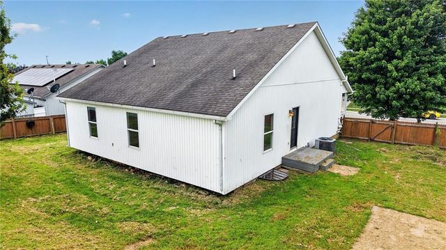 1709 Chadwick Cove, Louisburg, KS 66053