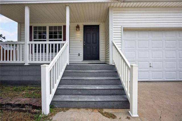 1709 Chadwick Cove, Louisburg, KS 66053