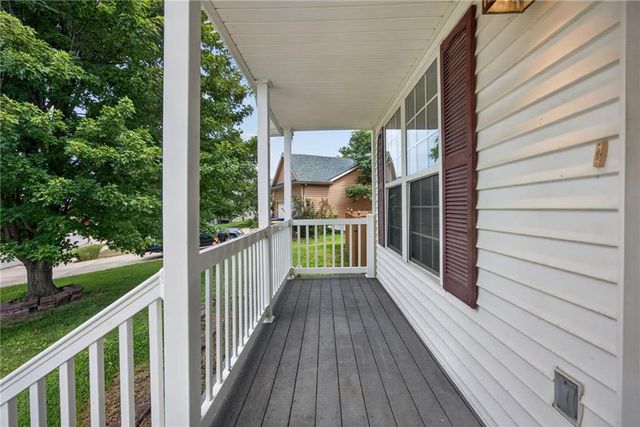 1709 Chadwick Cove, Louisburg, KS 66053