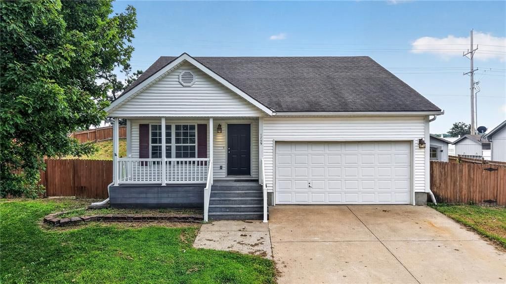 1709 Chadwick Cove, Louisburg, KS 66053