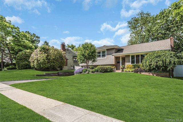 5 Simpson Drive, Old Bethpage, NY 11804