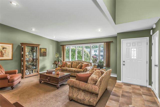 5 Simpson Drive, Old Bethpage, NY 11804