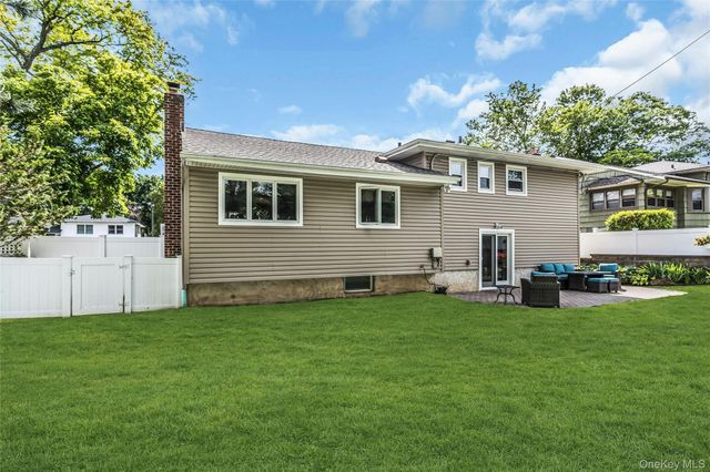 5 Simpson Drive, Old Bethpage, NY 11804