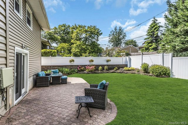 5 Simpson Drive, Old Bethpage, NY 11804