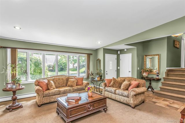 5 Simpson Drive, Old Bethpage, NY 11804