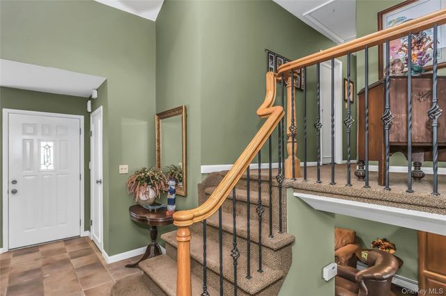 5 Simpson Drive, Old Bethpage, NY 11804
