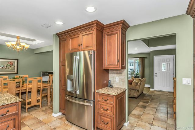 5 Simpson Drive, Old Bethpage, NY 11804