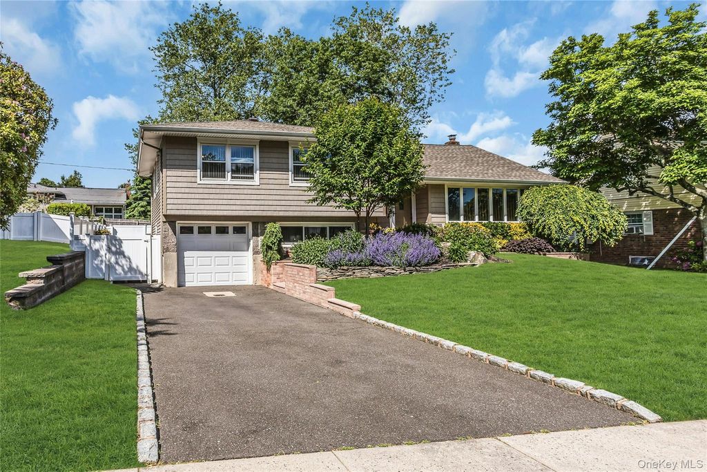 5 Simpson Drive, Old Bethpage, NY 11804
