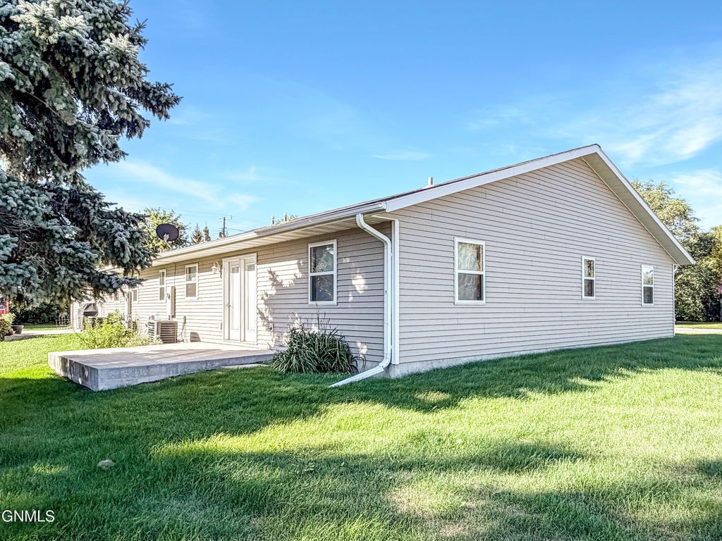 214 9th Avenue S, Carrington, ND 58421 photo 2