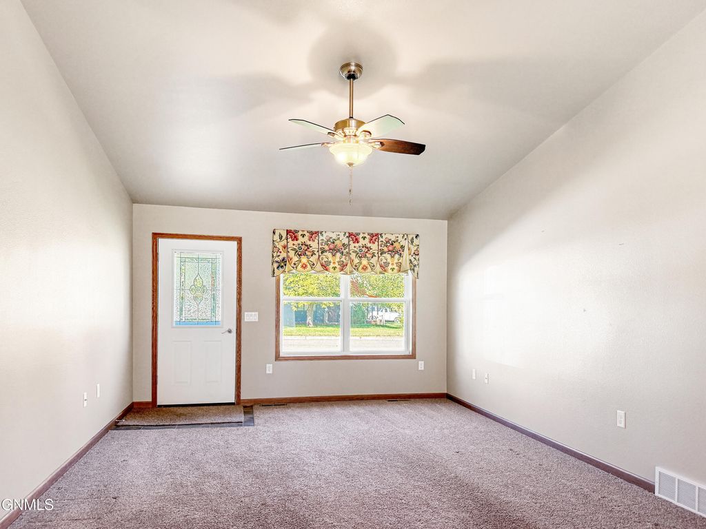 214 9th Avenue S, Carrington, ND 58421 photo 3