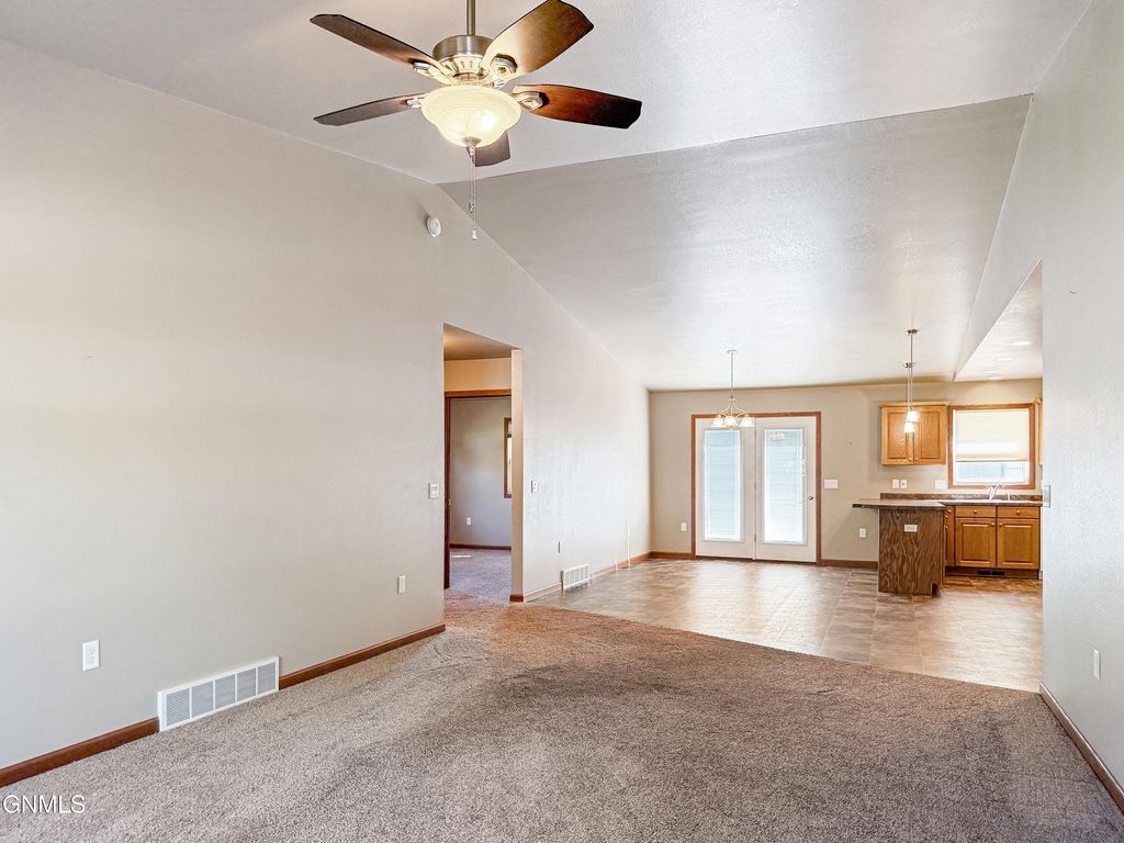 214 9th Avenue S, Carrington, ND 58421 photo 4