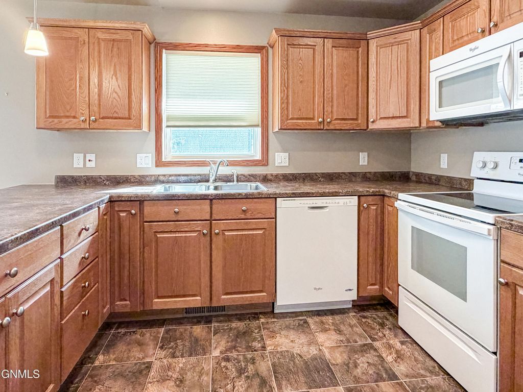 214 9th Avenue S, Carrington, ND 58421 photo 5