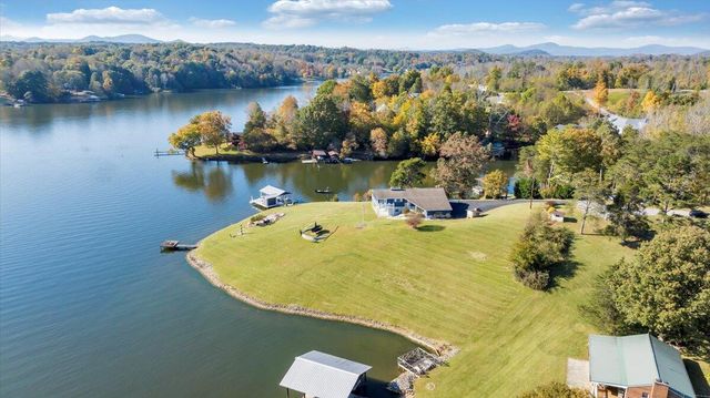 1191 Rebel LN, Goodview, VA 24095