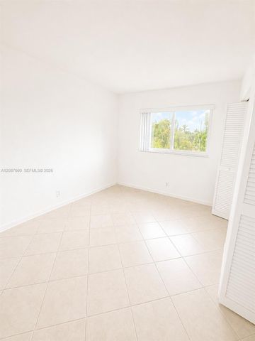 500 E Country Club Circle 4, Plantation, FL 33317