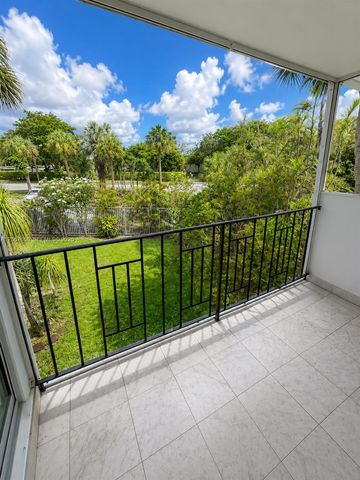 500 E Country Club Circle 4, Plantation, FL 33317