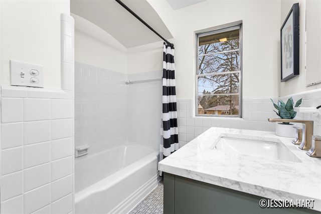 2765 Oakwood Avenue, Grand Rapids, MI 49505