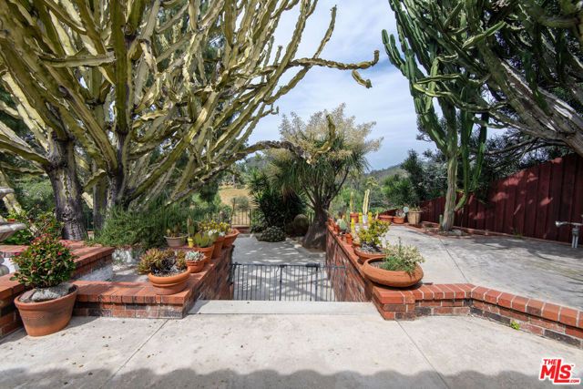 1458 Sutherland Street, Los Angeles, CA 90026