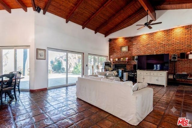 1458 Sutherland Street, Los Angeles, CA 90026