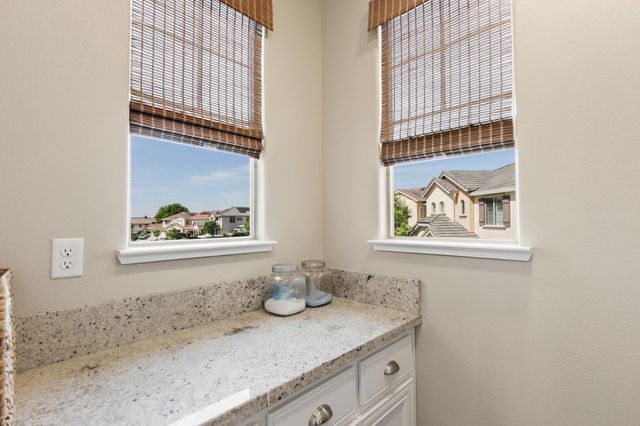 1916 Beale Cir, Lincoln, CA 95648