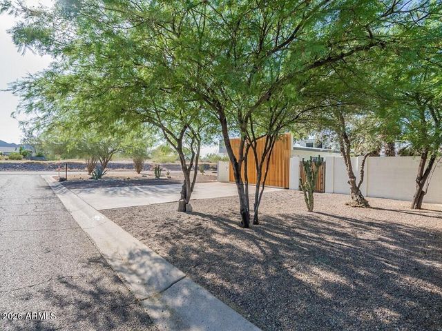 3302 E Turquoise Avenue, Phoenix, AZ 85028