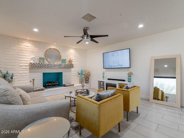 3302 E Turquoise Avenue, Phoenix, AZ 85028