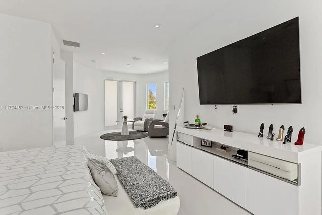 6821 NW 104th Ct, Doral, FL 33178