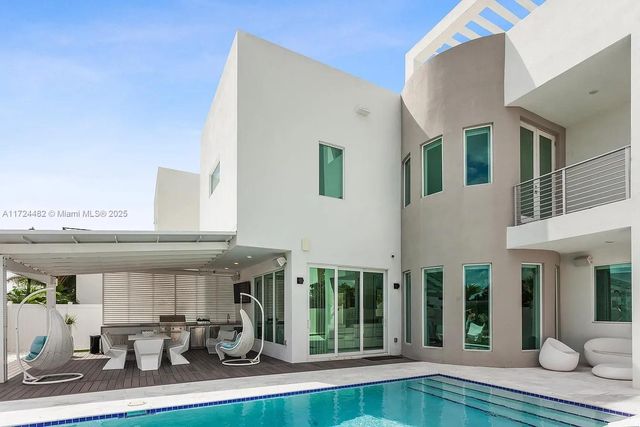 6821 NW 104th Ct, Doral, FL 33178