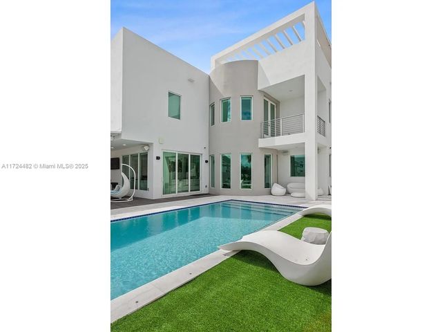 6821 NW 104th Ct, Doral, FL 33178