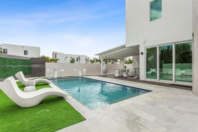 6821 NW 104th Ct, Doral, FL 33178