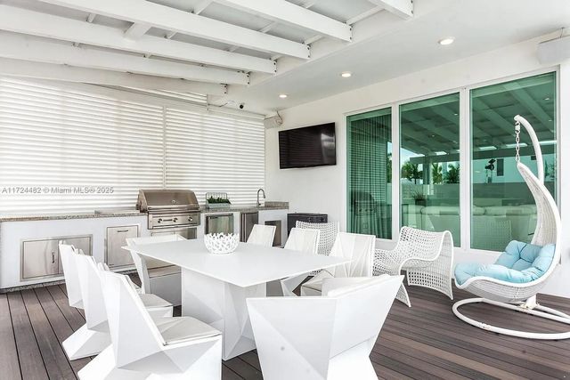 6821 NW 104th Ct, Doral, FL 33178