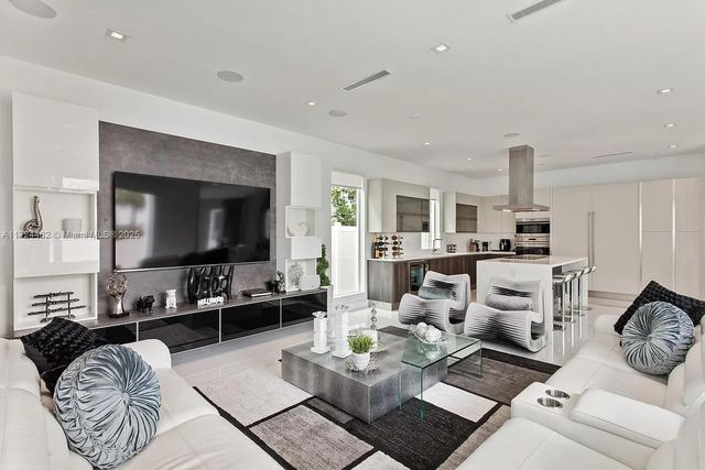 6821 NW 104th Ct, Doral, FL 33178