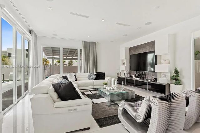 6821 NW 104th Ct, Doral, FL 33178