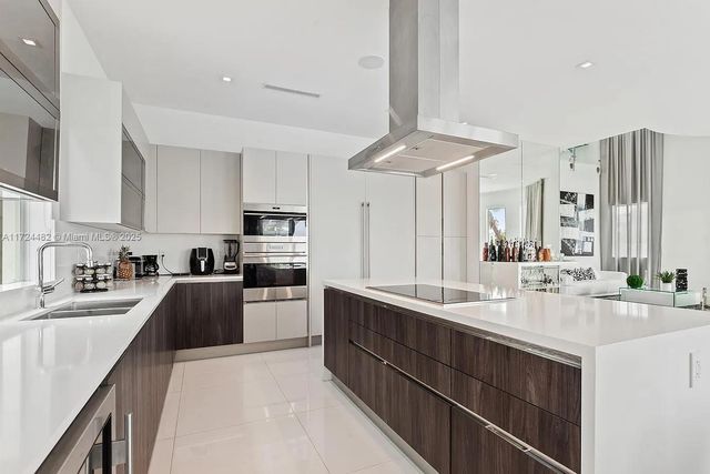 6821 NW 104th Ct, Doral, FL 33178