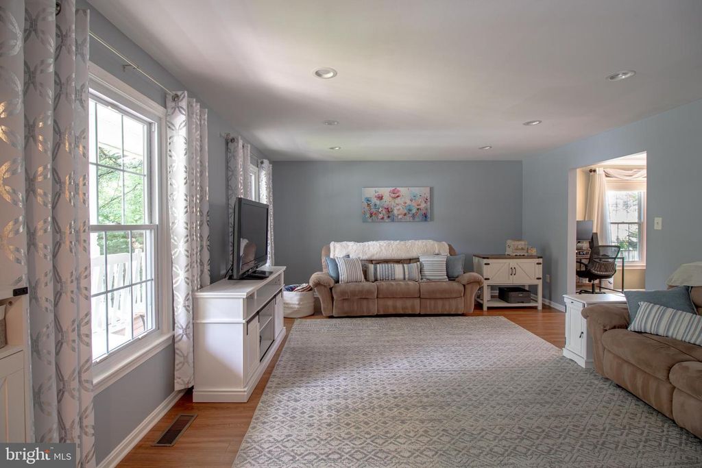 10329 ZION DR, Fairfax, VA 22032