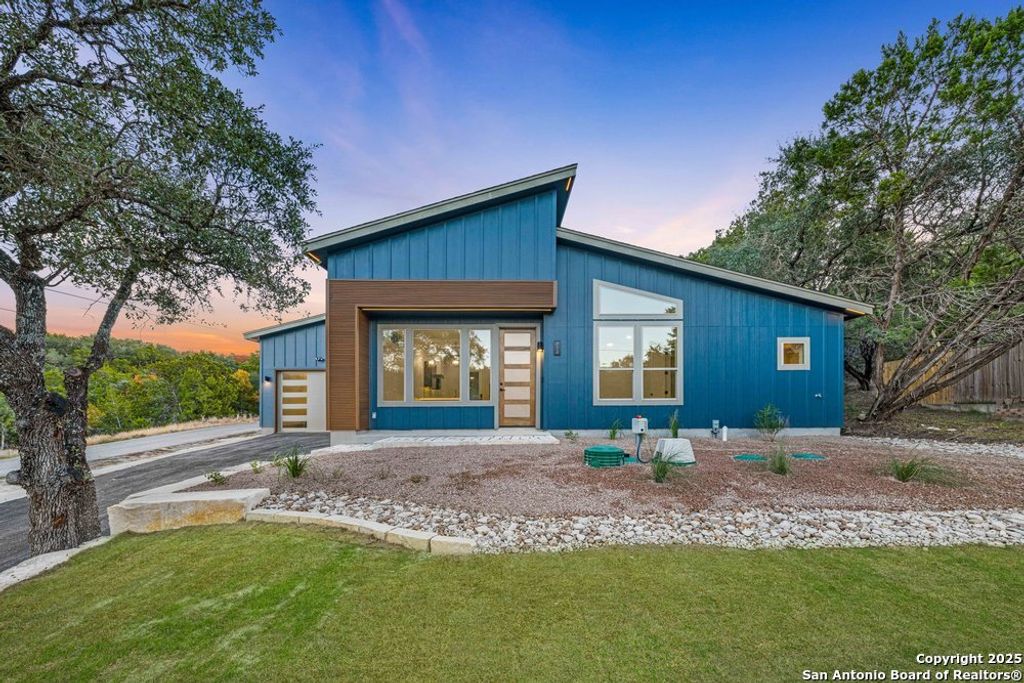 712 Firefly Dr., Canyon Lake, TX 78133